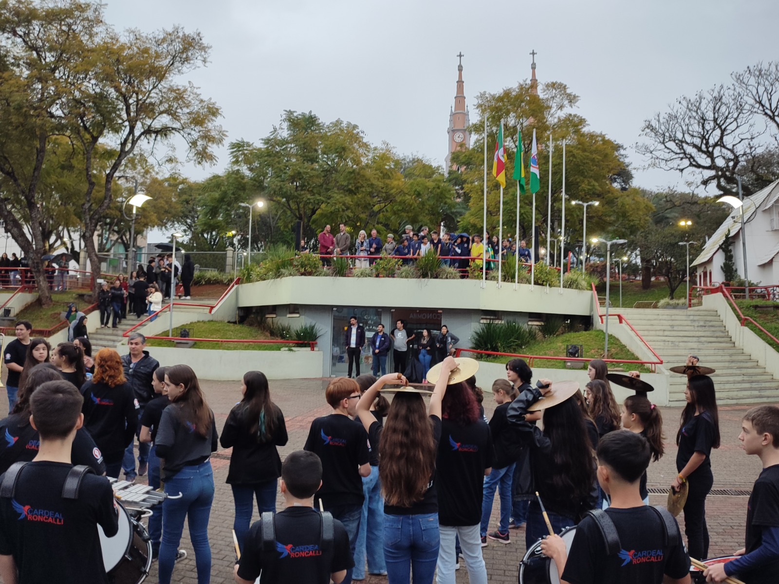 Hasteamento dos pavilhões e apresentações cívico-culturais marcam abertura da Semana da Pátria 2023