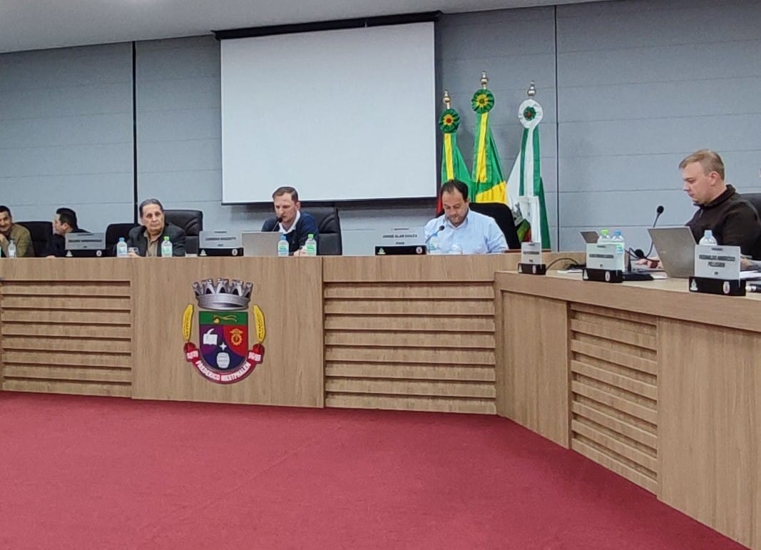 Mesa Diretora delibera e paga parcela do 13º salário aos servidores da Câmara