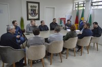 Representantes da Câmara, prefeitura e funerárias debatem sugestões de melhorias na estrutura organizacional do Cemitério Municipal