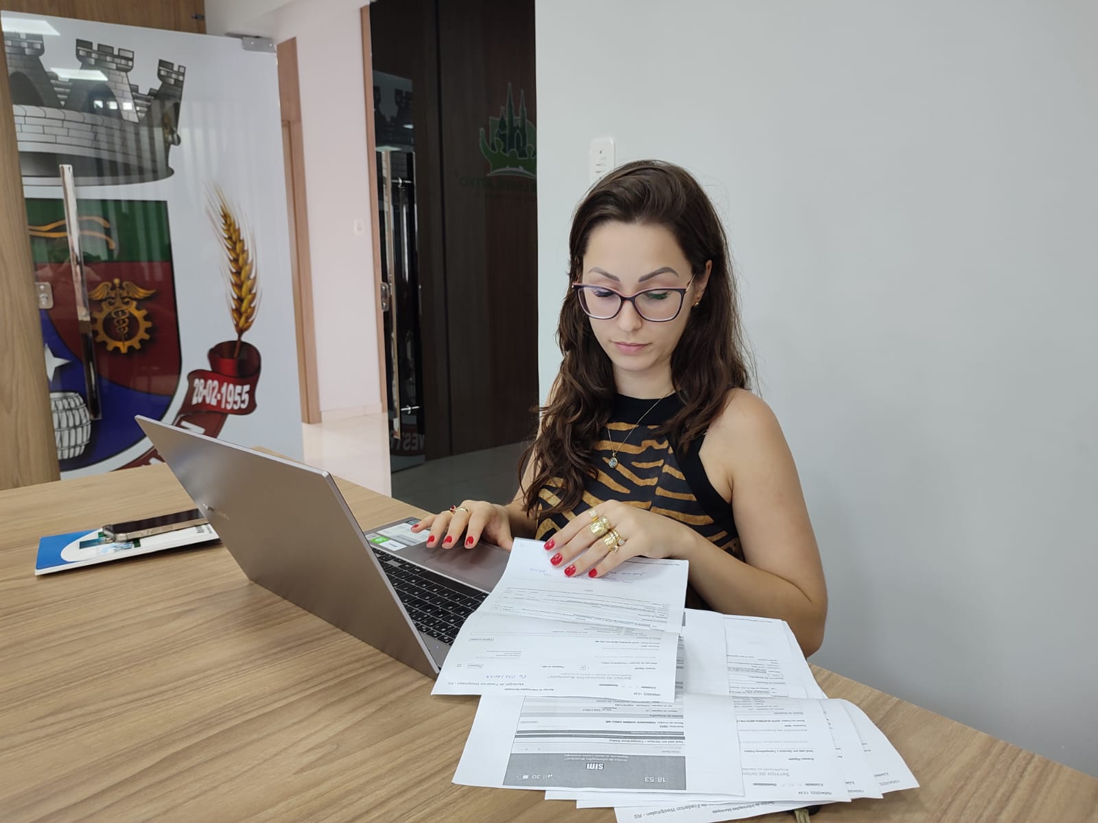 Vereadora Aline Ferrari Caeran pede vista a projeto de lei sobre alienação de bens móveis do município. Entenda!