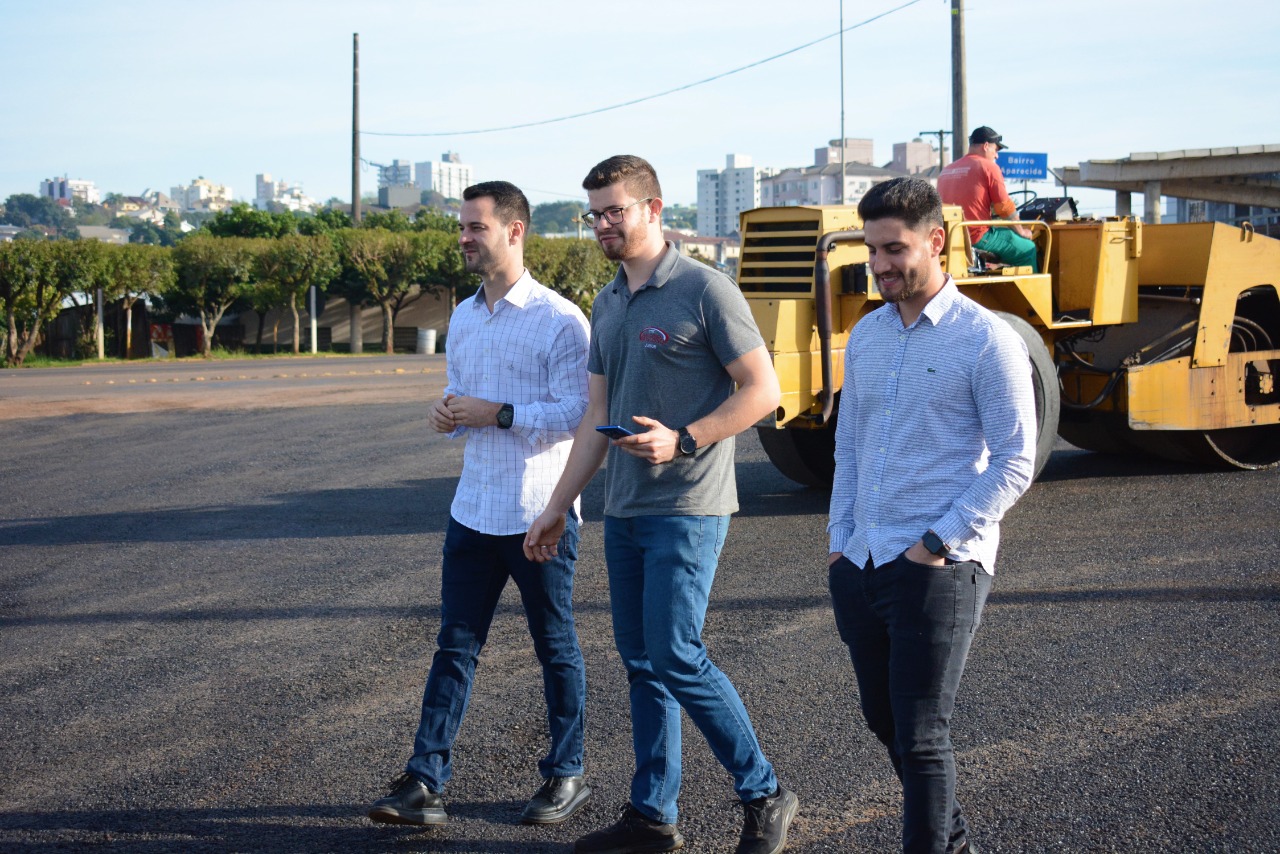 Vereadores acompanham obras de pavimentação asfáltica no Bairro Panosso