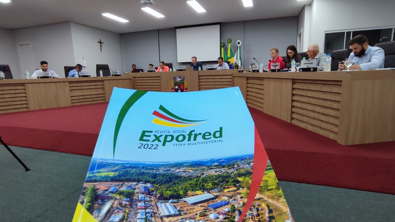 Vereadores recebem Revista Oficial da Expofred 2022